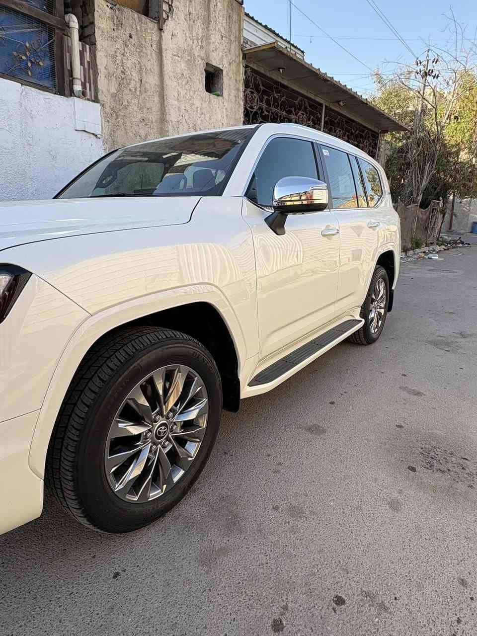 السلام عليكم شباب لاند كروز بريم اصل موديل
2023. فئه. VX مكفوله كفاله عامه 
من الخدش ماشية 16 ألف ومغلفه بلكامل PPF بل اضافة عازل حراري جميع الجامات 
مكاني بغداد مدينة الصدر 
رقم الهاتف ***********
