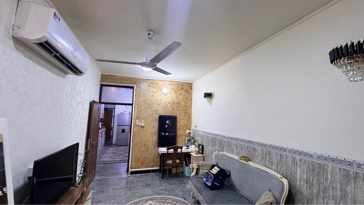 بيت للبيع 
بيع سريع سعر جدا مناسب 
يحتوي على :
1-استقبال 
2- مطبخ 
3-غرفة نوم 
4- ترك نهاية البيت ( اني مسويه غرفة اطفال) 
السطح شتايكر السقف صب 
الارضية كرانيت بالكامل 
البيت جاهز للسكن 
العنوان : الجريخي - شارع 30 متوسطة الغزالي - قرب حسينية مصباح الهدى وسفينة النجاة
رقم العقار : 1035
واتساب : *********** بغداد, العراق
