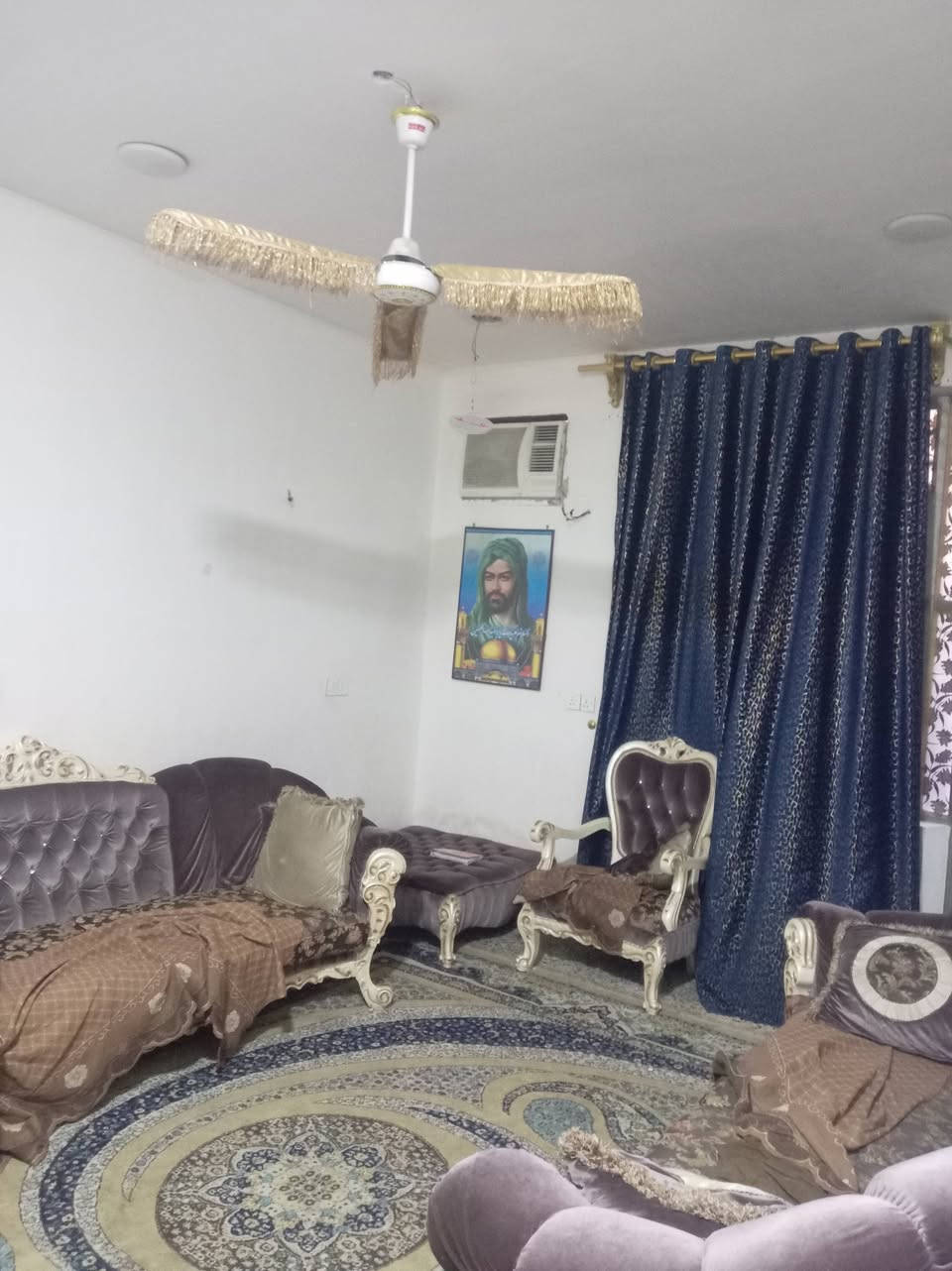 السلام عليكم بيت للبيع في الدوانم قبل السكه شارع افران الضياء طابقين بيه ٤غرف واستقبال ومطبخ وحمام عدد ٢ بناء سنه ٢٠٢٣ السعر ١١٥ بيه مجال للشراي ***********
