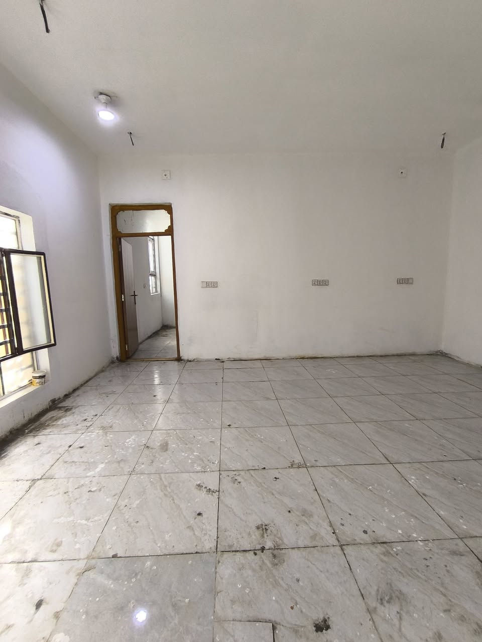 دار للأجار مساحه 120 متر نضيف
غرفه كبيره وصاله ومطبخ واستقبال وحمام وتواليت 
بي تانكي وسخان وخط وطني ومولده 
الموقع الكوفه البراكيه شارع المطار القديم مقابيل صيدليه صفاء عبد الرضا 
سعر لأجار 200 قفل 
للتواصل اتصال على الرقم *********** أو مراسلة الصفحه واتساب متوفر مكتب الياسري للعقار والمقاولات
