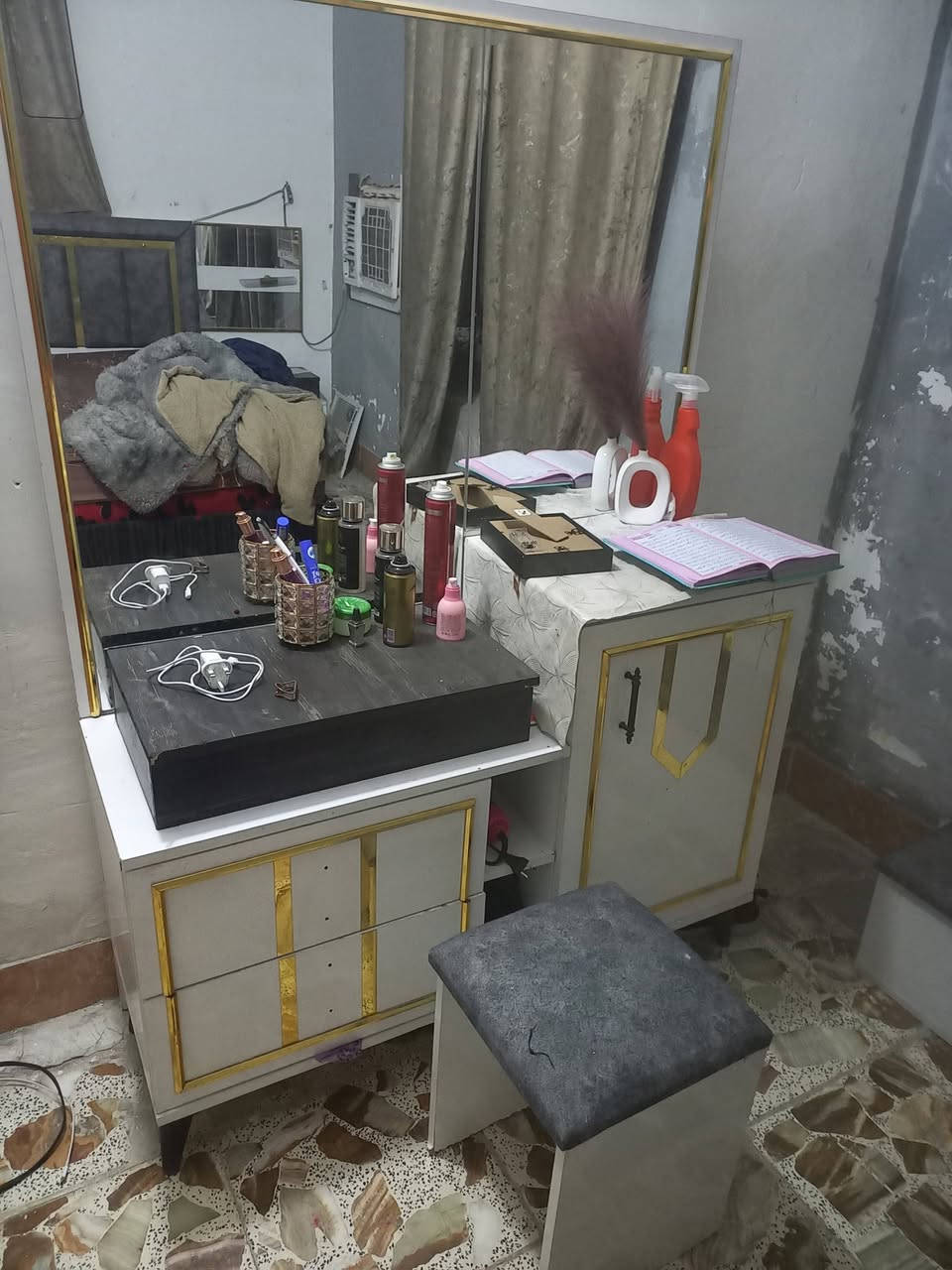 غرفه نوم تركيه اي خلل ما بيهه نضيفه 
تتكون من 8قطع 
بغداد بسمايه  قريه عشره 
سعر ب٧٠٠ وبيهه مجال 
***********
