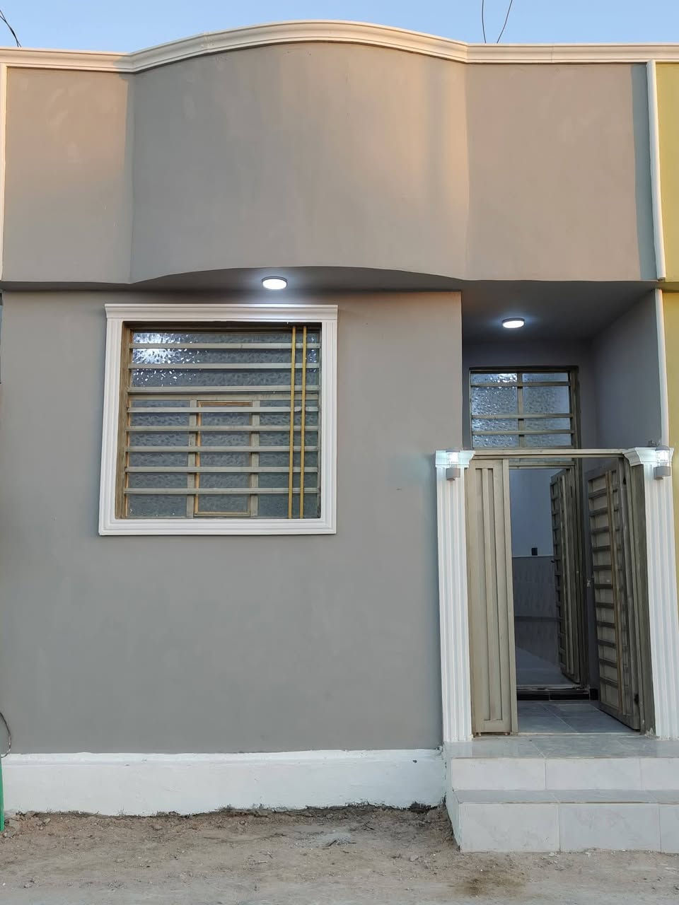 دار البيع مساحه 50متر البيت جديد مامسكون سند 25بيت يتحول بسم المشتري منطقة كامله تبليط ناره ليليه ورصفه لبيت غريطه مرتبه غرفه مطبخ وصاله وصحيات خارجيه وفوك مخزن سعر 25وبيه مجال لعنوان شارع صب عمود 335قرب جسر شهداء ***********
