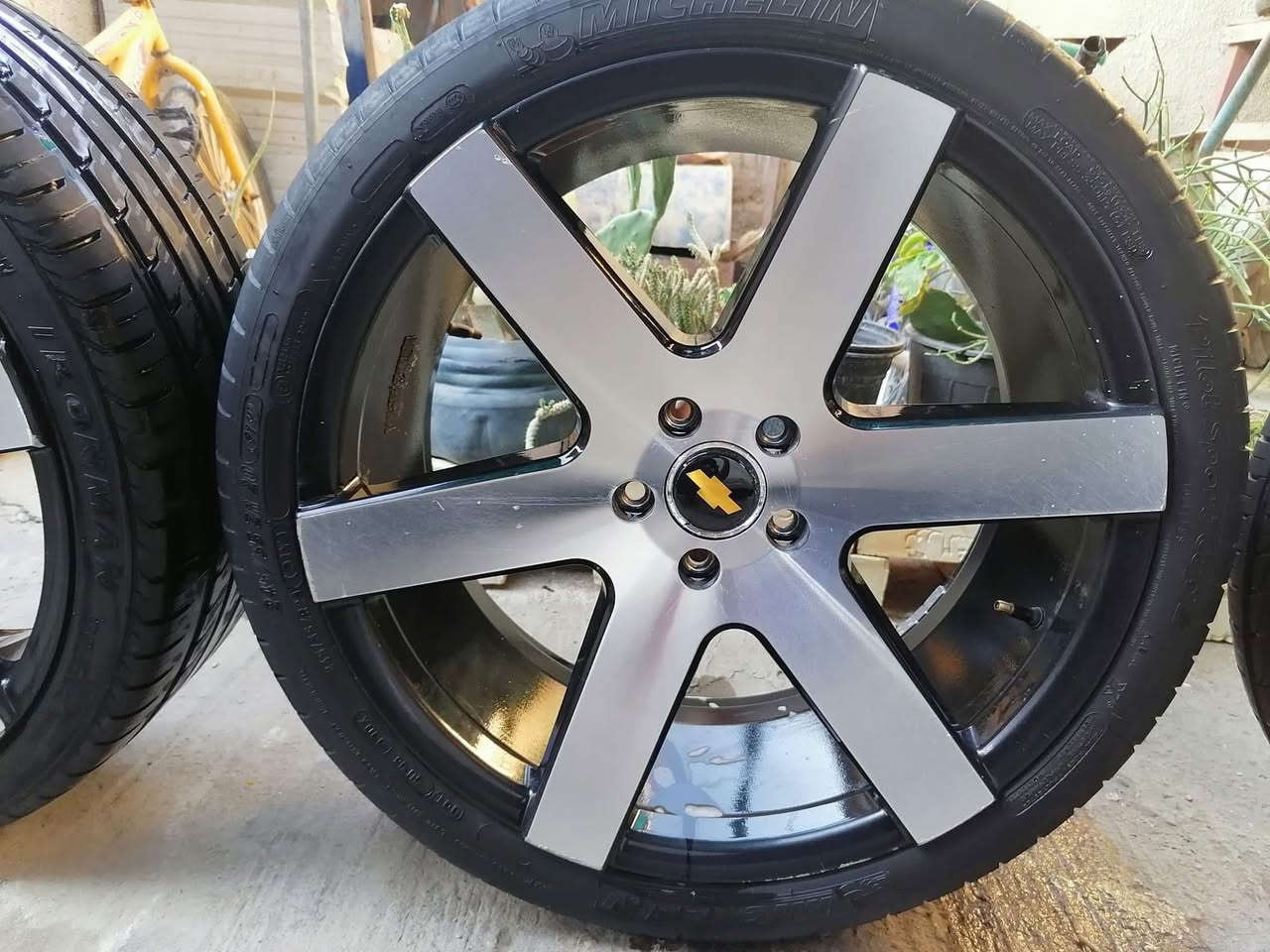 ويل 20 تو سايز للبيع ماركة سترادة  دبل ولف عليه طبقة حماية تريد بس الوي تريد كامل مع التايرات مشلن وايرون مان اصليات 
السعرة 625 الف


**إذا كنت صاحب هذا الإعلان وتريد حذفه لأي سبب، رجاءا أرسل رسالة إلى الدعم الفني**