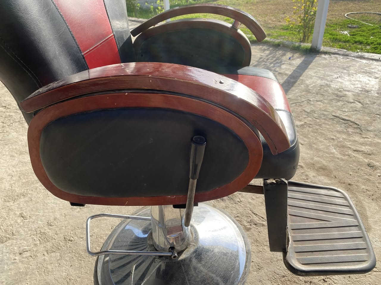 💈 للبيع: كرسي حلاقة كلاسيك 💈
كرسي حلاقة مميز وعملي.
المواصفات الأساسية:
• التصميم: موديل كلاسيك (أحمر وأسود).
• الهيكل: قاعدة قوية جداً وثابتة بالشغل.
• النظافة: الكرسي نظيف تماماً.
السعر:
[125وبي مجال ]

💬 للتواصل والاستفسار:
مراسلتي على الماسنجر (Messenger)
أو الاتصال على الرقم: [***********
