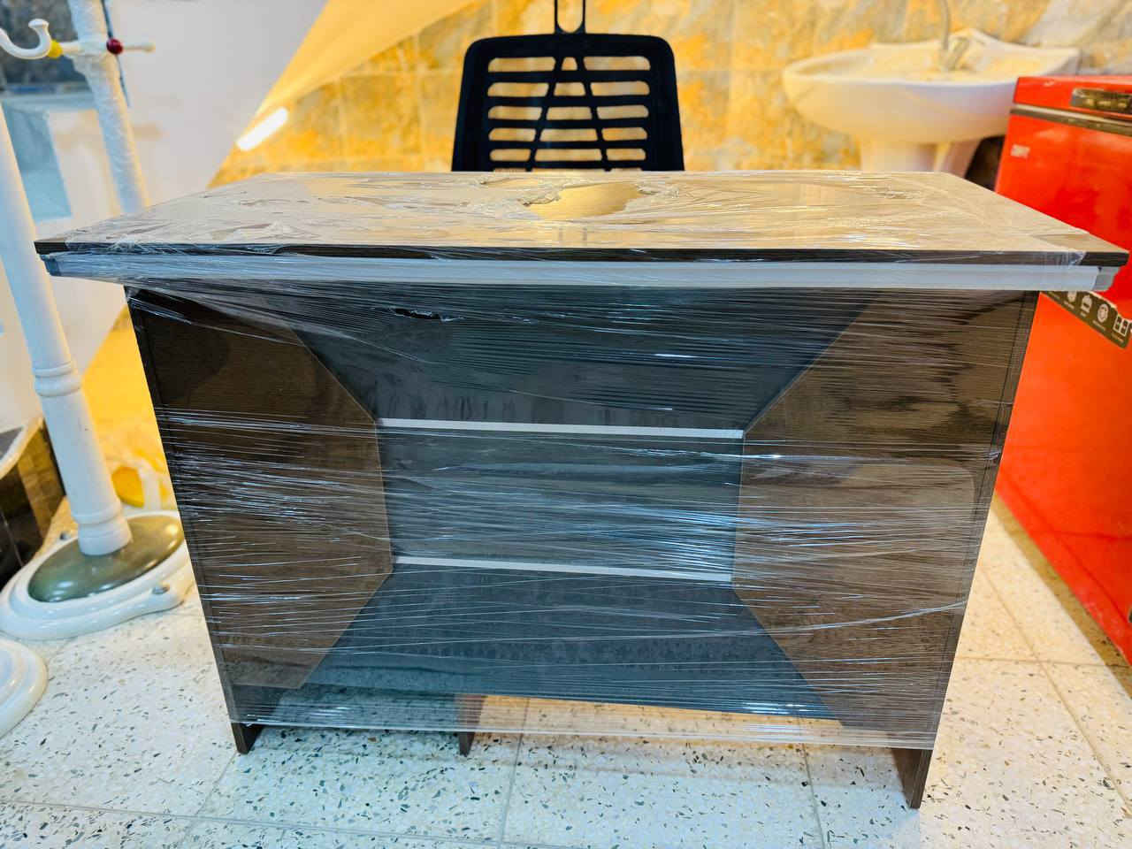 السلام عليكم ميز مكتب جديد وكرسي دوار مامستخدام الخشب الثقيل***********
