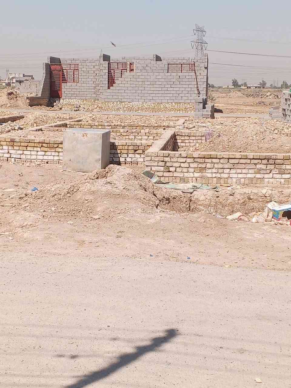 السلام عليكم عندي قطعه ارض للبيع مقابل النازحين خلف بيت ابوشيماء ابو الحجامه مساحته 500 ع شارعين تبليط ومي و كهرباء ومبني بتلو وبها بلوك 1500 بلوكه السعر 20 مليون ولاتصال ع الارقام 077173541 ،***********
