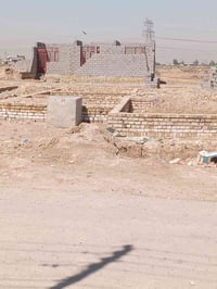 عندي قطعه ارض للبيع مقابل النازحين خلف بيت ابوشيماء ابو الحجامه مساحته...