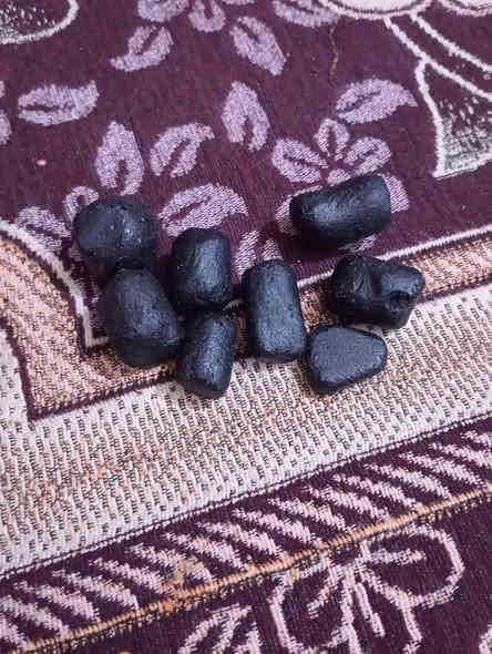 السلام عليكم جميعا احجار من النوادر الاسود صلابه فول شرط يجرح الزجاج وبعض من الأصفر والبرتقالي التقيم ثم البيع اتصال ***********
