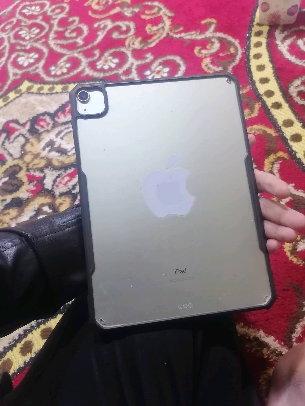 السلام عليكم أيباد air4 أيباد نضيف كفاله من تصليح الايباد غير  مفتوح ايباد سلاسه فول يشغل 60 فريم بوبجي العيب البي فقط طبعات بل شاشه يرحن اثنا تشغيل الشاشه الذاكره 64 شاحنته وكاله مال الشركه الاصليه ويا كارتونه وكل ملحقاته ويا كل هاذ وبسعر 280 الف وبي مجال مكاني البصره الحيانيه 