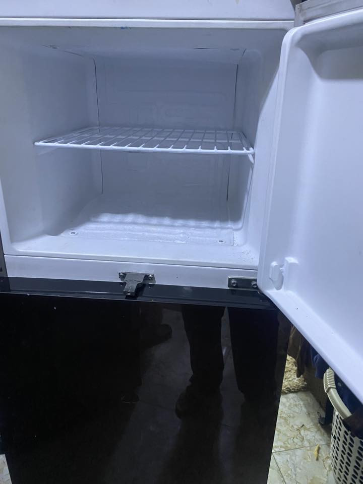 ثلاجة ماركة الحافظ بابين 
نظيفة جدا ب١٥٠ الف مكاني بغداد حي الجهاد
***********
