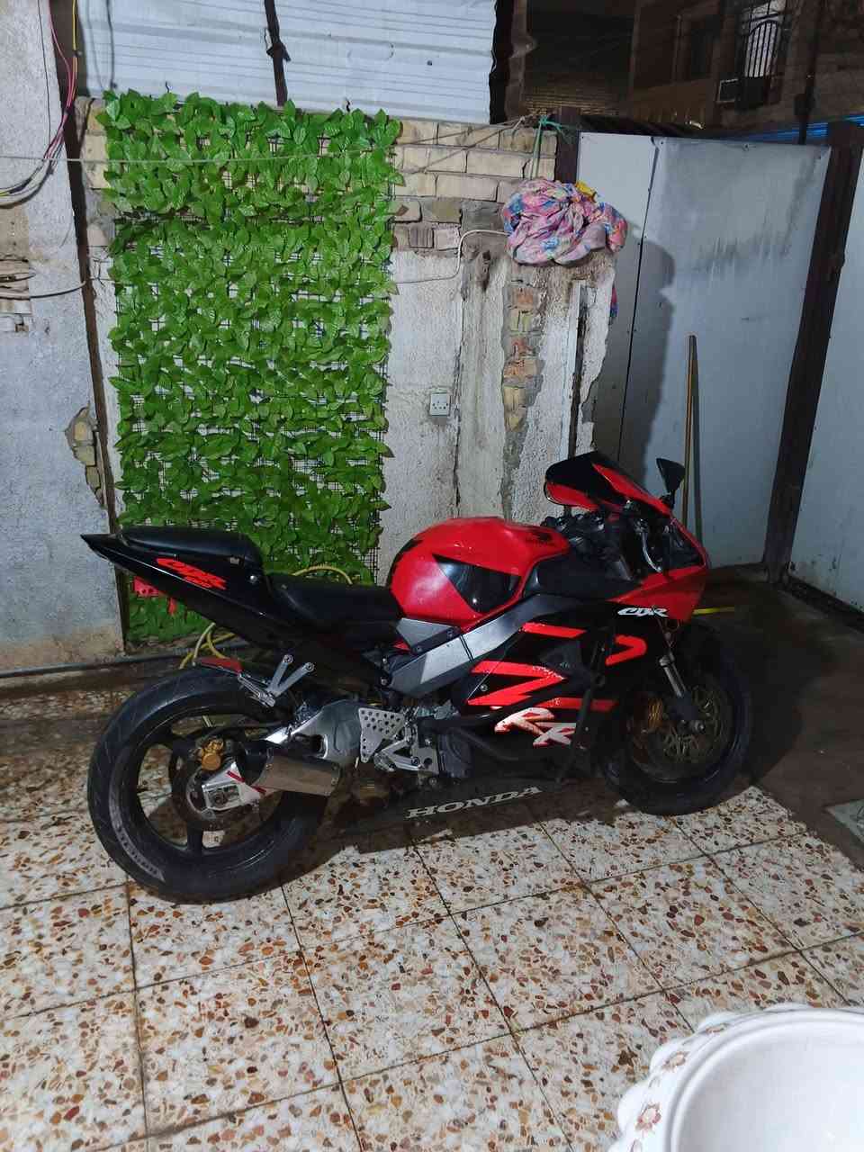السلام عليكم
بطح CBR  954 RR
موديل 2004
دراجه محرك كامل امكمل 1.2.3 بطناش حرك  ال1 مالته يعبر 140 دراجه خير من الله
 سعره مناسب
 او لان محتاج اريد ابيعه سعر 14
اخوان اي واحد
 يكسر بيه يسمع مني كلام مو حلو 
مكاني بغداد زعفرانيه
رقمي واتساب فقط ماعندك رصيد رمش واني دك عليك
***********
