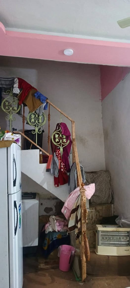 بيت 100 متر حي وفاء للبيع طابق واحد عكاده على ساحه ***********
