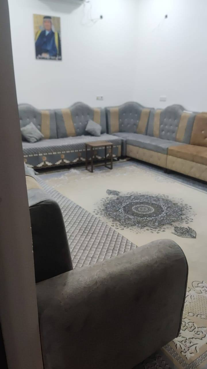 #اسعد_الله_اوقاتكم_بكل_خير 
#البصره 
هاتف ☎️ *********** ☎️
منزل للبيع طابقين بناء حديث المساحة 190 بناء طابووق عبارة عن  بيتين كل بيت معزول لوحد بدرج خارجي وتصميم تركي يحتوي الطابق الارضي ثلاث غرف نوم والطابق الثاني معزول تماما   العنوان عويسيان بشارع مدرسة الإعلام يبعد عن الشارع العام سايدين ابو الخصيب 150 متر حوالي 3 دقائق مشي كلش قريب ع الشارع 
وجدا قريب على مركز البصرة والعشار 
ملاحظة الأرض طابو صرف زراعي بأسم عراقي يسويلك وكالة بأسمك صاحب الأرض نفسة
ومكفولة كفالة الأرض من كل الدوائر القانونية أصولية سند 25
السعر 215 و بي مجال 
هاتف ***********
