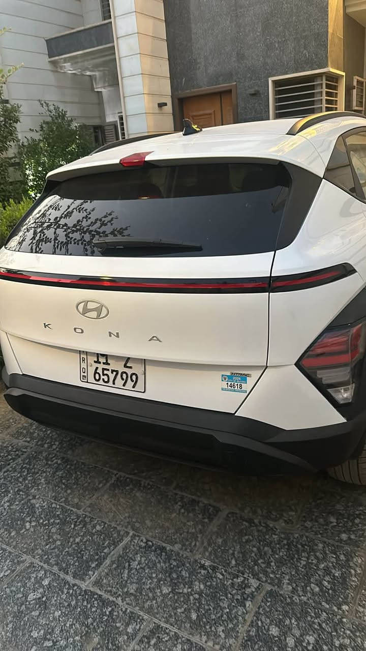 كونا 2024 SEL بلص
بجم كبس صندوك كبس
 
ممتازة وبسعر مميز فول مواصفات 
ماشية تقريبا  10 الف ميل فقط

 مواصفات السيارة:
 موديل 2024 – فئة SEL بلص
تختلف عن sel العادية بيها مواصفات  اكثر گيرها يكون 
تعليك و تكون دفع رباعي 4x4 مناسب لكل الطرق

محرك قوي واقتصادي بسعة 2000cc
 گير أوتوماتيك CVT يمنحك قيادة سلسة واقتصادية
 رادارات أمان متطورة تمنحك قيادة آمنة ومريحة
 تشغيل عن بعد – شغلها بضغطة زر
 كشنات كهربائية مريحة مصممة لراحة السائق والراكب
 ستيرن رياضي متعدد الوظائف مع تحكم كامل بالميديا والسرعة

 تكنولوجيا حديثة:
 شاشة لمس كبيرة مع نظام Apple CarPlay & Android Auto
 كاميرات 
وحساسات 360 درجة لمراقبة كل زوايا السيارة
‏ حساسات أمامية وخلفية تساعد في الركن بكل سهولة
 نظام صوتي مميز مع نقاء عالي

الحادث بابين مبدلات تفصيخ اصلي نفس لون والجاملغ الامامي اليمين شبر صبغ 
وطخة بسيطة بالتكمة  يم المراية اليمين 
الجاملغ الخلفي تعديل قليل كلش ع بارد بدون صبغ 

ايرباك بردة وكشن امامي فقط مصلحة تصليح كامل وراجعة سستم 

حادث كلش حلو وسطحي 
سيارة كاملة ومرقمة  100/100
تاخذها وتطلع

السعر 175$
المكان بغداد حي جامعة 
للاتصال 
***********
