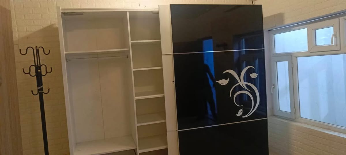سلام عليكم غرفه نوم 4 قطع مابيهه اي كسر ونضيف كلش ومابي اي عيب سعره 200 وشويه بيهه مجال مكان سليمانيه وهاذه رقم ***********
