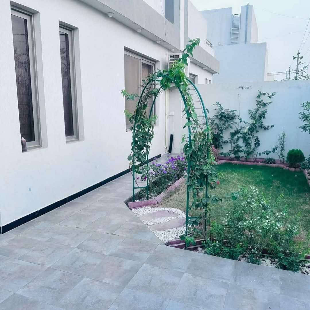 #للبيع_للبيع 🆕💵❤️‍🔥

دار للبيــــــــــع (في مجمع الملوك السكني ) 

فـٓــــي الحلة شارع 80 جهة كربلاء حي الضباط الثانية 

200 متر (طابو ملك صرف ) 

___💵______

المساحـة 🔁// 200م #طابــو ملك صرف❤️‍🔥

الواجهـة◀️ // 10متر

النـزال  ◀️// 20متر 

___💵______

2 غرفـــة نوم  2 صحيات داخلية وخطار 

و صالة واستقبال  ومطبخ  ومناور

وگـراج وحديقـة أمامية 

مطلوب للاسكان 110 مليون 

____💵____

***********
