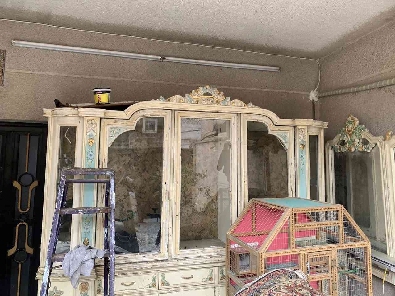 بوفية +بوفية ومعرض + مرايتين كلهن ب75الف عنواني الشعلة شارع ستين رقم الهاتف ***********
