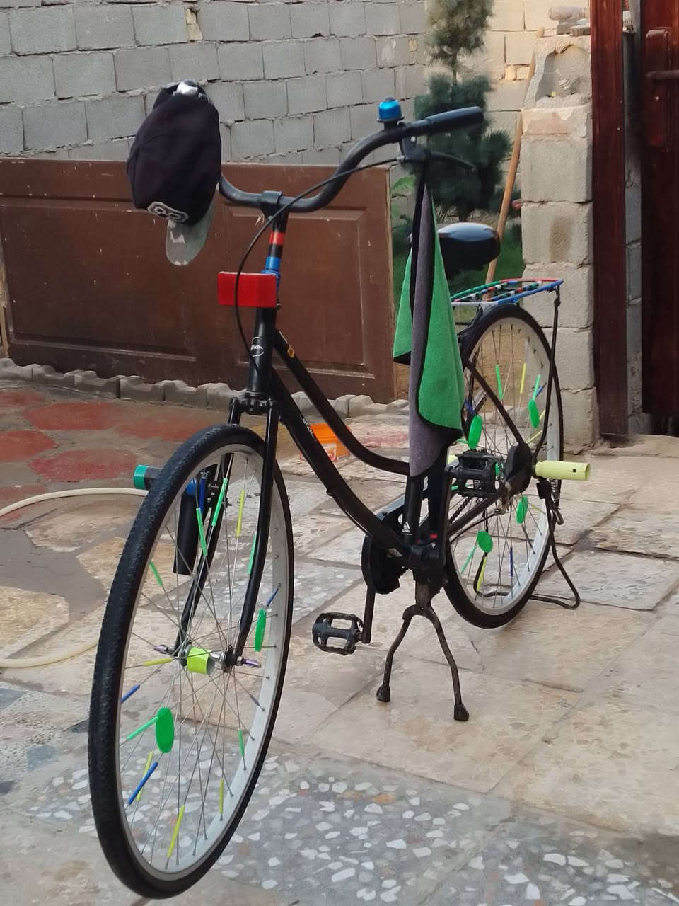 سلام عليكم بيسكل البيع بناتي الحجم 27لون اسود كدامكم بيسكل نضيف نضافه 100 %بريك خلفي ب مكان صفاره سعر 80وبي مجال مكان سبع قصور رقمي ***********متواجد عله فيس وعله واتساب
