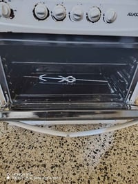 عندي طباخ للبيع شراي اتصل على الرقم 07774567779