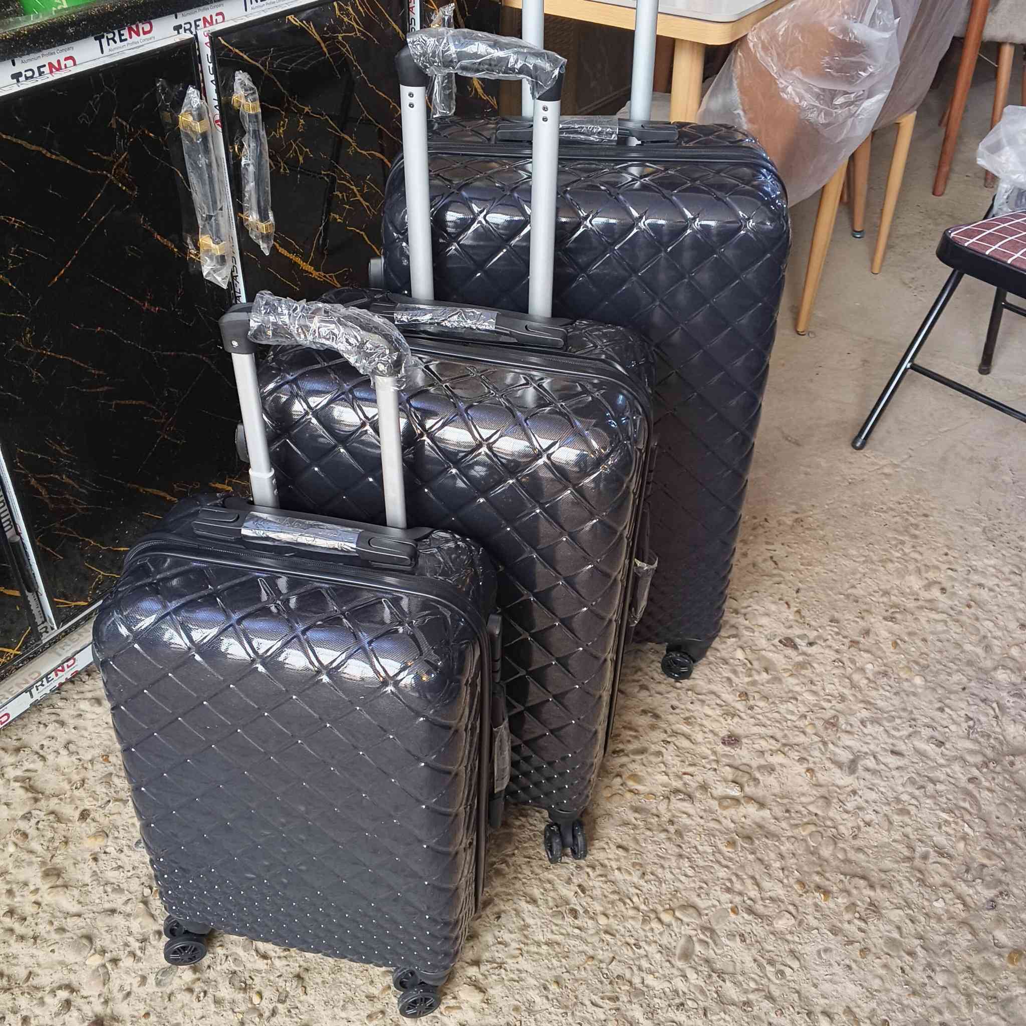 السلام عليكم توفرت وجبه جديدة جنطة السفر الاصليه ام الرمز ضد الكسر العنوان شارع الالف شارع ٤٠معرض المدينه للاثاث ***********
