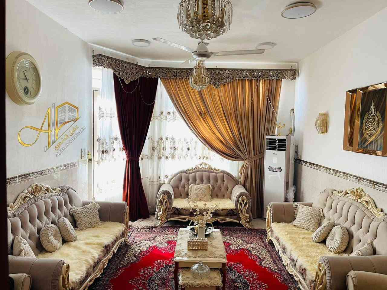 بيت للبيع في المسيب – داخل الولاية 

يقع العقار داخل الولاية شارع بيت مكاو بمساحة 132 متر مربع، ويتكون من طابقين بتصميم عملي ومريح يلبي احتياجات العائلة. يحتوي المنزل على ثلاث غرف نوم، إضافة إلى استقبال أنيق وصالة ، مع مطبخ متكامل ومجاميع صحية.

تم إنشاء البناء عام 2018، ويتميز بتشطيب جيد وأرضيات من المرمر تضيف لمسة فخامة وأناقة للمسكن.

السعر المطلوب 145 مليون دينار ( قابل للتفاوض )
سند العقار ... زراعي – ملك صرف.

للاستفسار والمعاينة:
مكتب عقيل الشمري للعقار
العنوان: المسيب – الشارع العام فلكة الحي الصناعي مجاور ابو مروة للسيراميك 

***********

#عقيل_الشمري #عقارات #بيت_للبيع #المسيب_اليوم #realeastate
