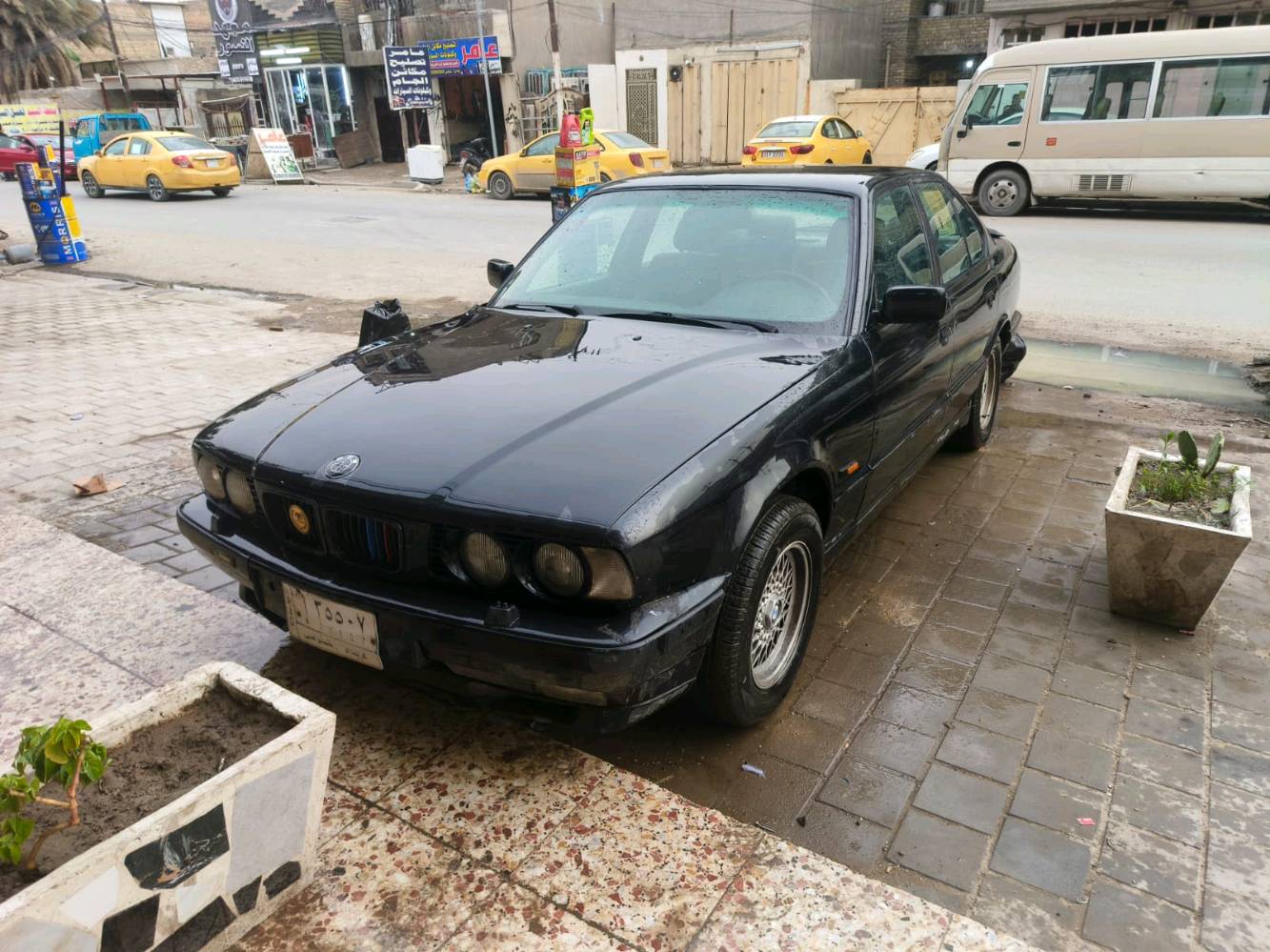 السلام عليكم بي ام 530ثمانية سلندر موديل 1994مصبوغة جمالية مابيها اي نقص رقم كربلاء باسمي مشروع وطني تحويل وين مكان من سكنة بغداد و الله السيارة هاون منظومة غاز 50لتر سيارة ما تصرف عليه فلس والجاي يدلل على السعر بيه مجال حك الجية