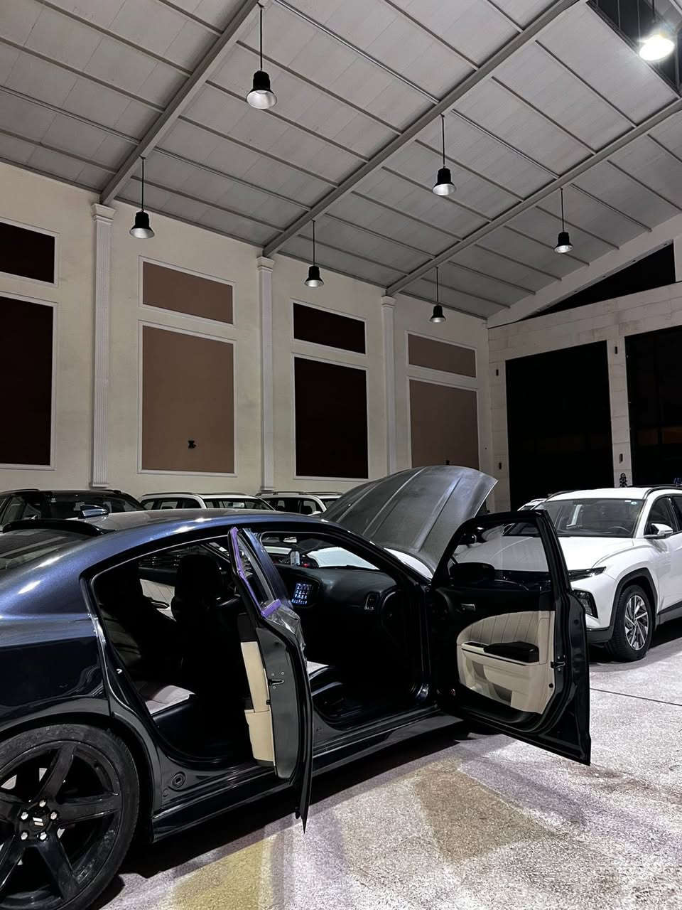 سلام عليكم تشارجر RT ماكس 
موديل 2018
سياره كلين بدون ايرباك بدون صبغ بدون تبديل بيهه مكان كد شبر BDR ومكان تكحيل كارت 
سياره لوك جديده مكينه كير بلاديات ومكفولات 
مواصفات فول للأخير نقاط عمياء تحديد مسار فتحه سقف كشنات تدفئه وتبريد وخزن ميموري كشنات حاضن جلد لايت زنون ستيرن تدفئه 
سياره ستوك ما عليهه اي برمجه 
سعر ٢١٥ 
***********
