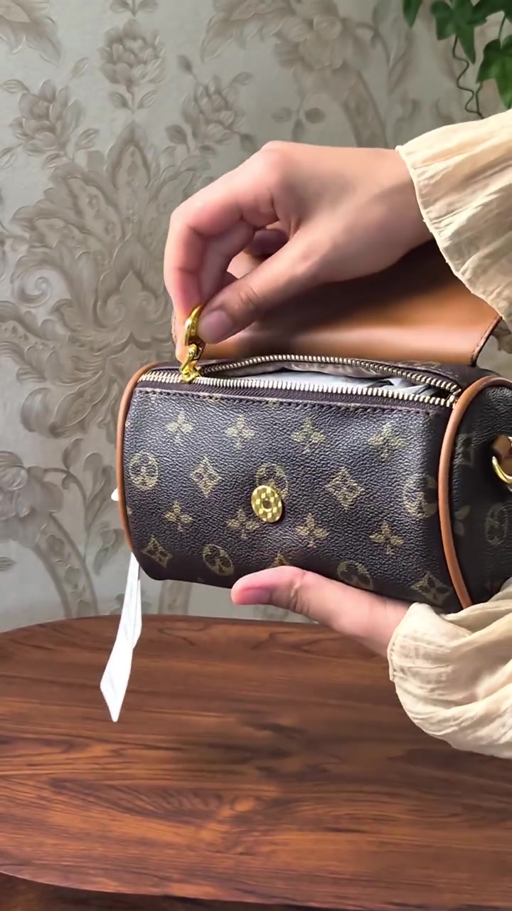حقيبة ماركة  قطع محدودة
طول القاعدة ٢٢سم 
الارتفاع ١٦ سم 
جلد طري 
السعر ١٢ الف


**إذا كنت صاحب هذا الإعلان وتريد حذفه لأي سبب، رجاءا أرسل رسالة إلى الدعم الفني**