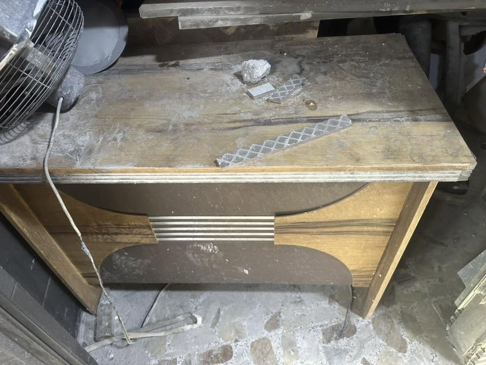 ٣ ميز مال (مطبخ ونراكيل) + ميز سنك + ميز مكتبي
شلع ب ١٥٠ الف بغداد حي الاعلام 
***********
