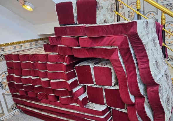 جلسة قماش درجة اولى وسفنج طبي  درجة أولى قياسها الكامل 12 متر الا 35 سم .. 6 قطع فرش
قطعتين قياس القطعة الوحدة مترين و30 سم 
قطعتين قياس القطعة الوحدة متر و70 سم 
قطعة وحدة قياس متر و75 سم
قطعة وحدة قياس متر و90 سم 
مع 7 تجوات و3 زواية السعر 375 الف للاستفسار على الأرقام التالية متوفر واتساب واتصال *********** .... اتصال فقط ***********
