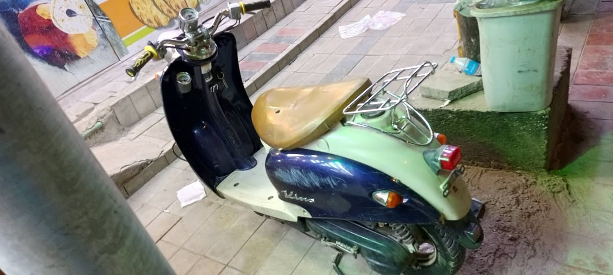 السلام عليكم دراجة عبد الحليم للبيع دراجه كامله ما ناقصة اي شي كهربائيات كلشي شغال  عوزه بس باتري دراجه مفتوحه مرتين ومشروكه مره ويه التجفيت السعر 250وبيه مجال رقم التلفون *********** مكاني العمارة قرب الكنيسه
