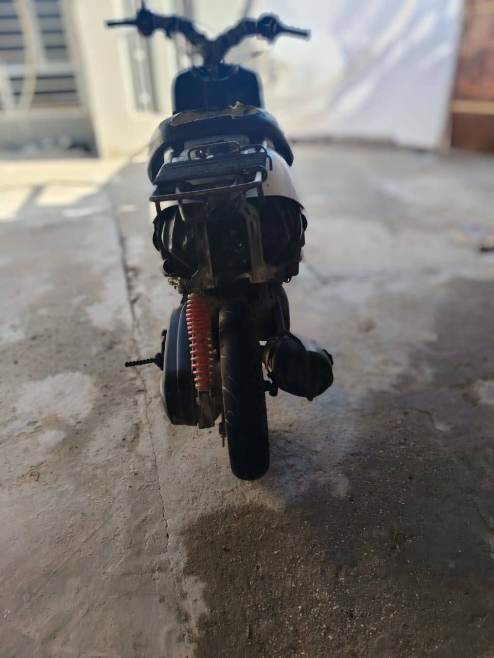 دراجه بطه
موديل 2003
دراجه شغاله 
شلعه ومعدل شرط
كلشي شغال 
دراجه مكفوله من العطلات 
ما بيها اي صوت 
دراجه مجفته جديد تجفيت اصلي نوع MTR
سعر الدراجه 150 وبيها مجال للطيبين 
مكاني كربلاء حي الشهداء
موجود خاص 
وموجود على رقم ***********
