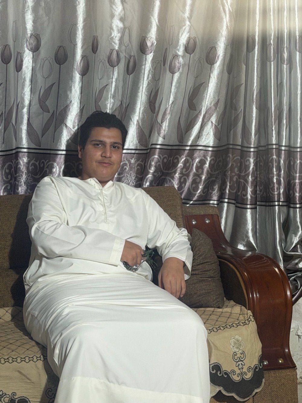 سيارة جيب جراند شيروكي لونها خمري معروضة للبيع. السيارة في حالة ممتازة ومجهزة بكل وسائل الراحة. مثالية للعائلات أو الرحلات الطويلة. إذا كنت تبحث عن سيارة تتمتع بالأداء الجيد والشكل الأنيق، فهذه السيارة تستحق النظر.