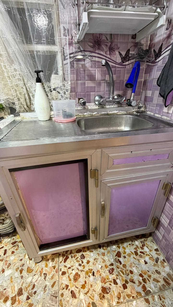 كاونتر المنيوم الأولي القوي  للبيع عرض الكاونتر متر ونص  والسنك متر
وميز اوفن
كلهن ب ٣٥٠
***********
