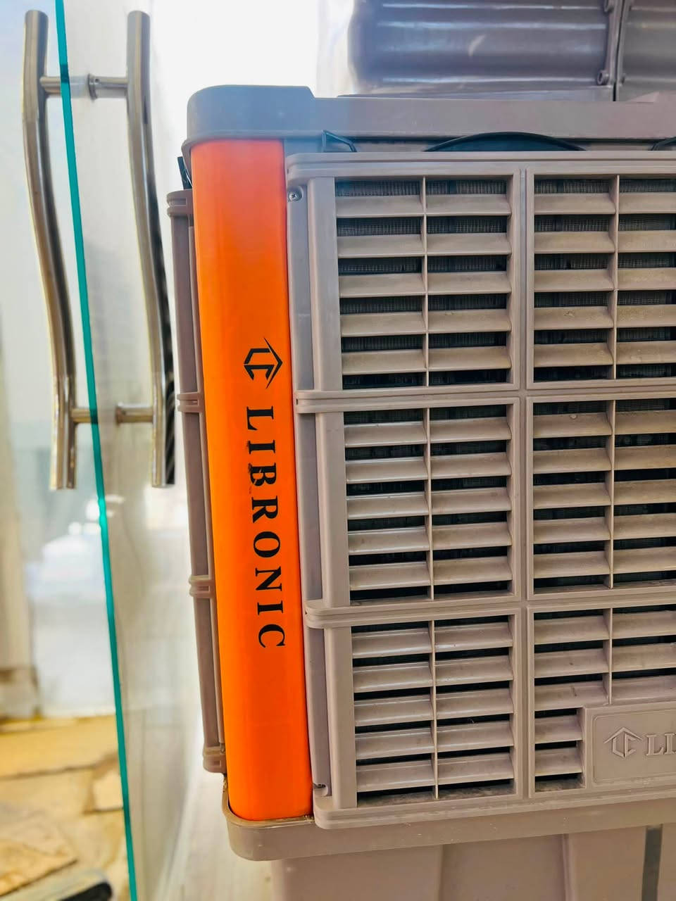 مبردة صحراوية متنقلة  
(Evaporative Air Cooler)

* الاسم: LIBRONIC Portable Evaporative Air Cooler (مبردة صحراوية متنقلة)
* النوع: تبريد بالماء والهواء (وليس مكيف فريون).
* الخزان: حوالي 100–150 لتر.
* تدفق الهواء: تقريبًا 12,000 إلى 18,000 متر³/ساعة.
* مساحة التبريد: حوالي 80–150 م² حسب التهوية.
* استهلاك الكهرباء: بين 500–900 واط.
* عدد السرعات: 3 سرعات.
* التغذية الكهربائية: 220–240 فولت، 50/60 هرتز

    المزايا:
    * مضخة ماء داخلية.
    * فلاتر تبريد (Honeycomb Cooling Pads).
    * عجلات للحركة.
    * مخارج هواء قابلة للتوجيه.
    * إمكانية توصيل الماء مباشرة أو تعبئة الخزان يدويًا

للبيع 💵
الموقع 📍 
الوزيريه الصناعيه 

للاتصال او الاستفسار ع هذا الرقم :
‭***********‬
