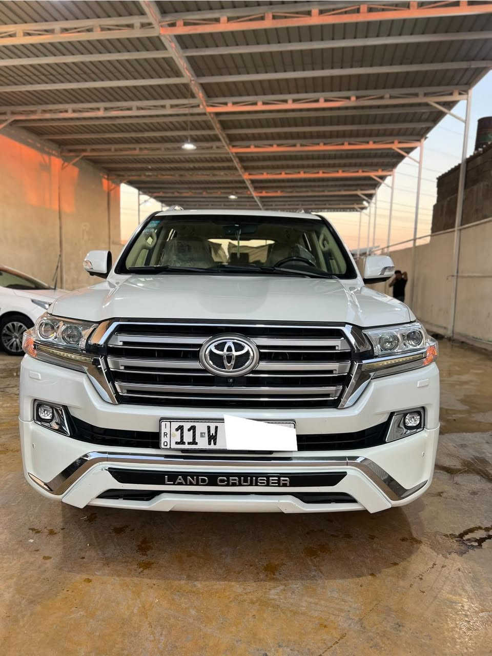 السلام عليكم . 
لاندكروز 2017 sas
السياره ٦ سلندر 4000 cc 
ماشية ٨٧ الف كم
بيها الباب الخلفي  تبديل بأصلي  فقط بدونً اي حادث 
٤٩٥ $ 
مكانها بغداد 
***********
