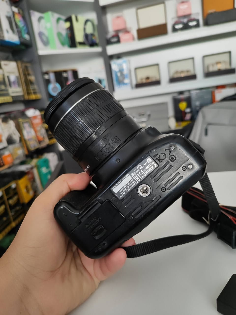 📸 للبيع كاميرا كانون Canon 1300D بحالة ممتازة ونظيفة
النظافة: 85 ـ 90%.
العدسة: الأساسية 18-55mm بيها مانع اهتزاز (IS) لصور ثابتة.
المميزات: تدعم الواي فاي (Wi-Fi) لنقل الصور للموبايل مباشرةً وبثواني.
الملحقات: البطارية الأصلية عدد(2) ، الشاحن الأصلي، وحزام الرقبة ققط.
💵 السعر: [190 وبيها مجال بسيط]
📍 الموقع: [الانبار - الرمادي] 
🚚 يتوفر توصيل لجميع المحافظات 
📞 للتواصل راسل الصفحة او اتصل على الرقم 
0785 869 8171
