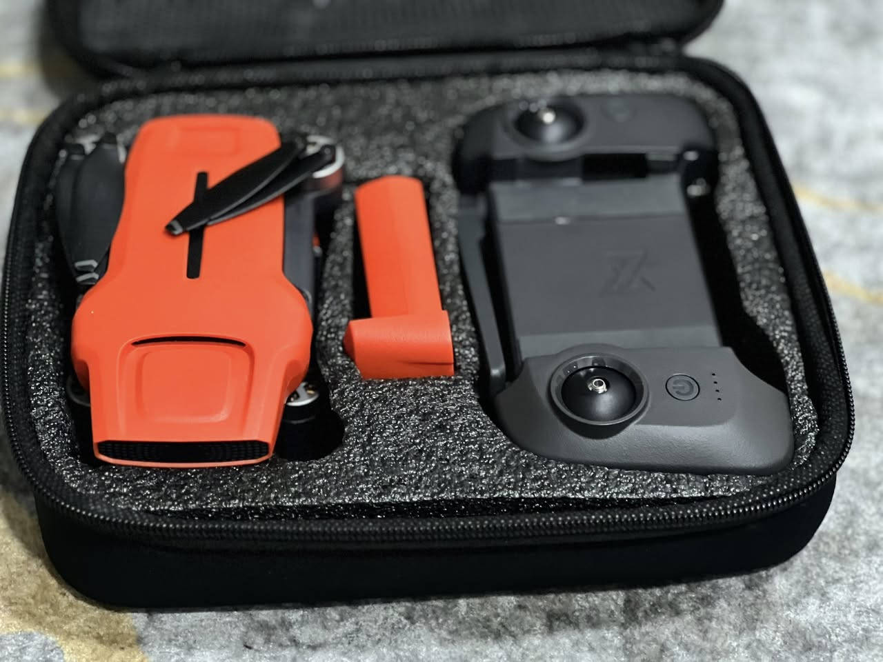 سلام عليكم
Drone Fimi Mini 3 شاومي غنيه عن التعريف 

2 بطارية 

كل بطارية تنطي 30 دقيقه

دقة الفيديو: تصوير احترافي 4K بمعدل 60 إطاراً في الثانية (سلاسة فائقة).

المستشعر: مستشعر Sony 1/2 inch بدقة 48 ميجابكسل لأدق التفاصيل.

تصوير ليلي: معزز بشريحة ذكاء اصطناعي (AI) لأداء مذهل في الإضاءة المنخفضة.

تتبع ذكي للأشخاص والأجسام (Smart Tracking).

• أنظمة عودة تلقائية للمنزل عند ضعف البطارية أو فقدان الإشارة.

• شحن سريع USB-C (27W) مباشرة للبطارية (تشحنها بشاحن هاتفك).

سعر 375

مكاني كركوك 

*********** 

الدرون مستعمل مره وحده للفحص
