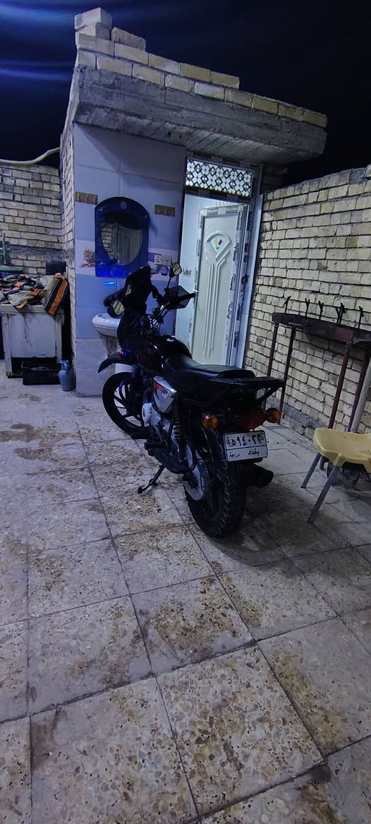 السلام عليكم بوكسر 22 مرقمه لوحات وسنويه بسمي تحويل ثاني يوم سنويه نكليزي يعني من تتحول تستلم لوحات نكليزيه كامله دراجه نظيفه محرك مبدل بي مساطر وكام شفت وزنجيل  دراجه كل نقص مابيه تخم تاير جديد منظومه زنون اشاير رباعيه + الحافظه  كهربائيات كامله الحمدالله كل نقص مابيه كبل الشارع مكاني بغداد الشعله *********** سعرها 2200 وبيه مجال حك جيتك
