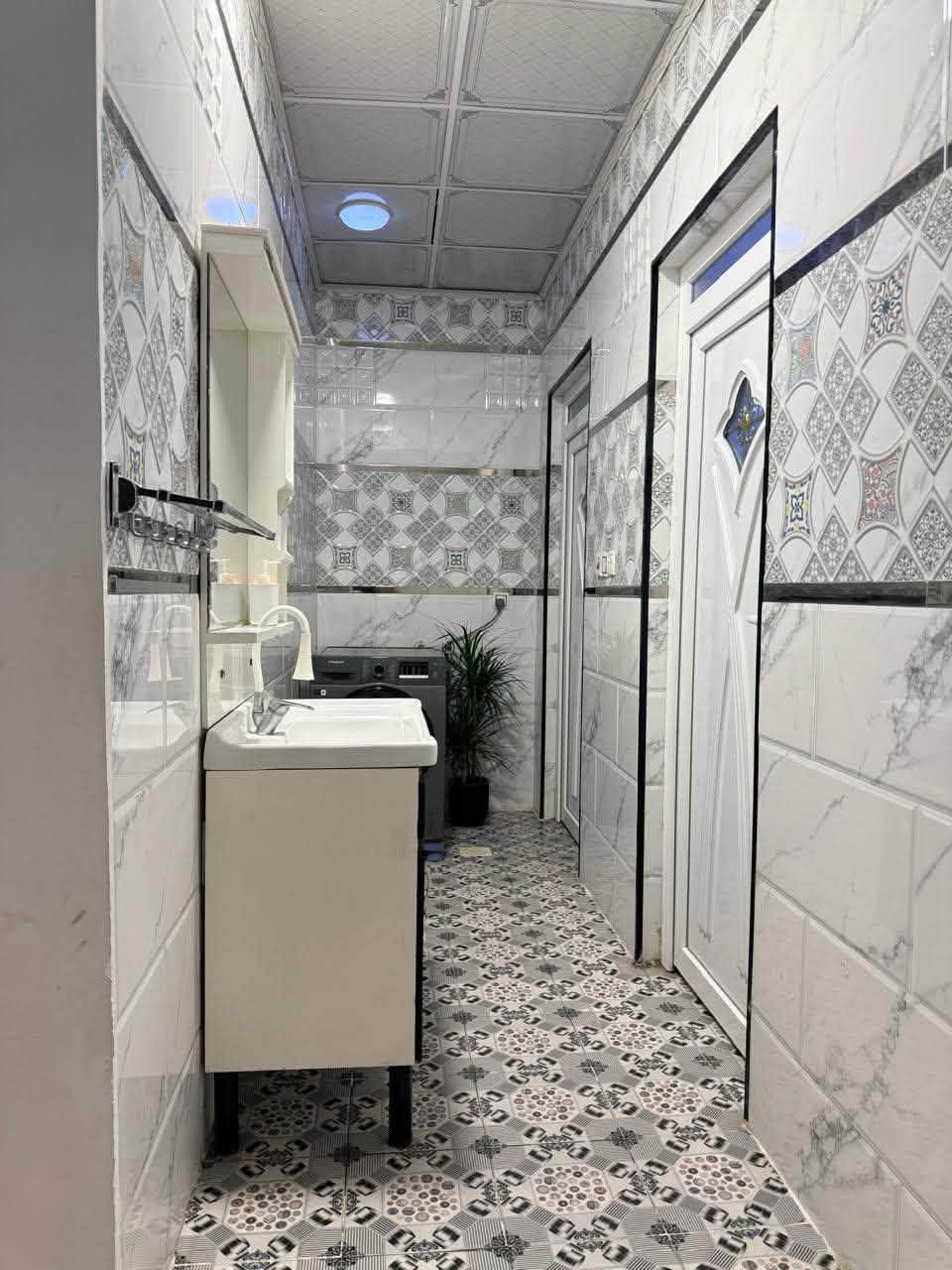 🏡 منزل للبيع | مزارع زيونة – جمعية أم الربيعين

📍 مقابل مديرية المرور

🔹 المساحة: 200م²
🔹 الواجهة: 10م
🔹 البناء: طابق ونصف

✅ 4 غرف واسعة
✅ استقبال واسع + هولين
✅ مطبخ (حار وبارد)
✅ 3 حمامات/تواليت

✨ الطابق الثاني منفذ بشكل ممتاز ويحتاج فقط إلى بعض التشطيبات النهائية، لتكمله حسب ذوقك.

📞 للاستفسار والمعاينة:
***********
***********

نعرض العقار كما هو… والقرار إلك.
