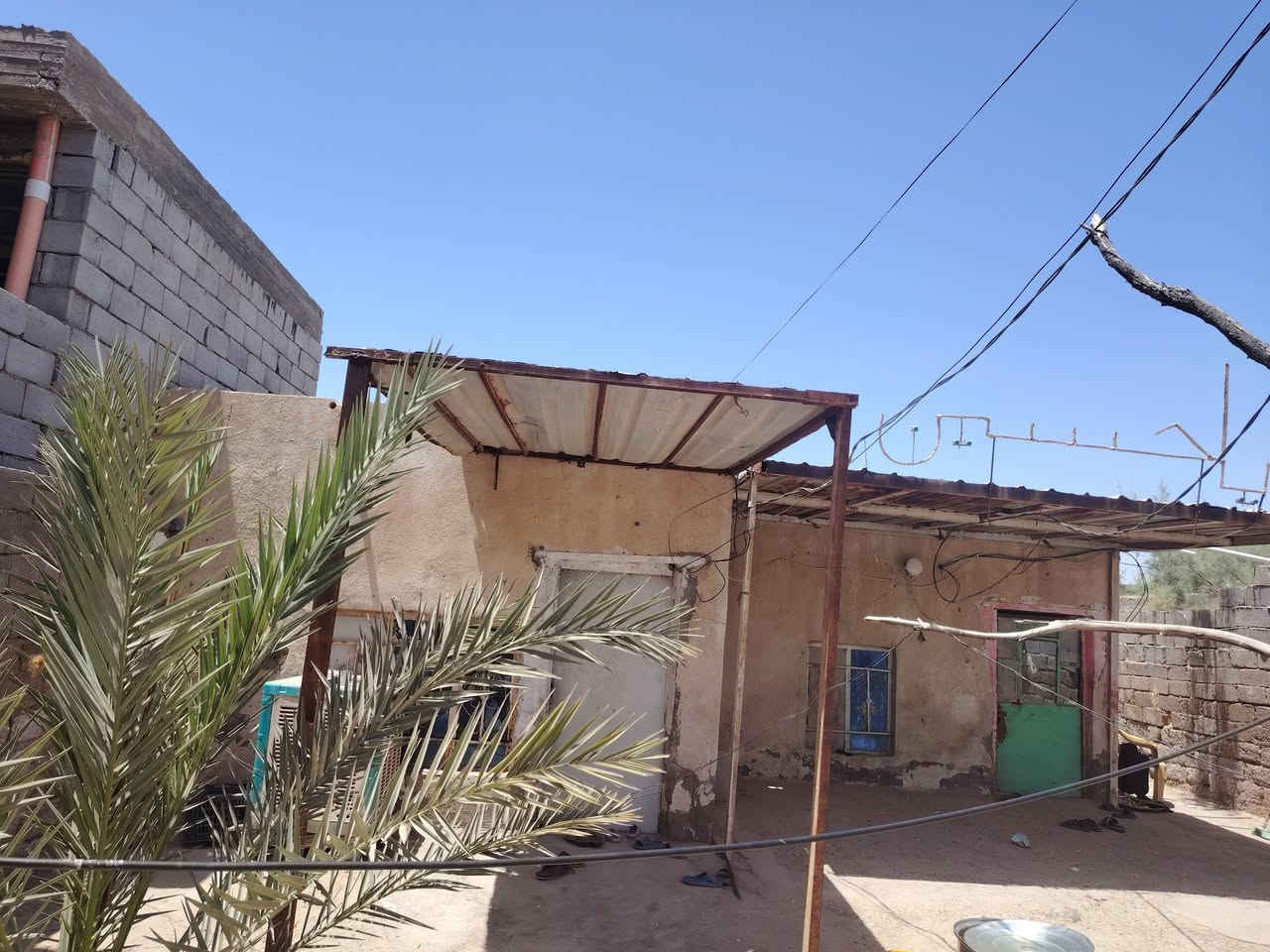 بيت شارع النفط بناء قديم السقف عكاده المساحه 325 يتكون من 3 غرف نوم +صاله +ومطبخ +واستقبال قريب عل شارع  رقم ***********
