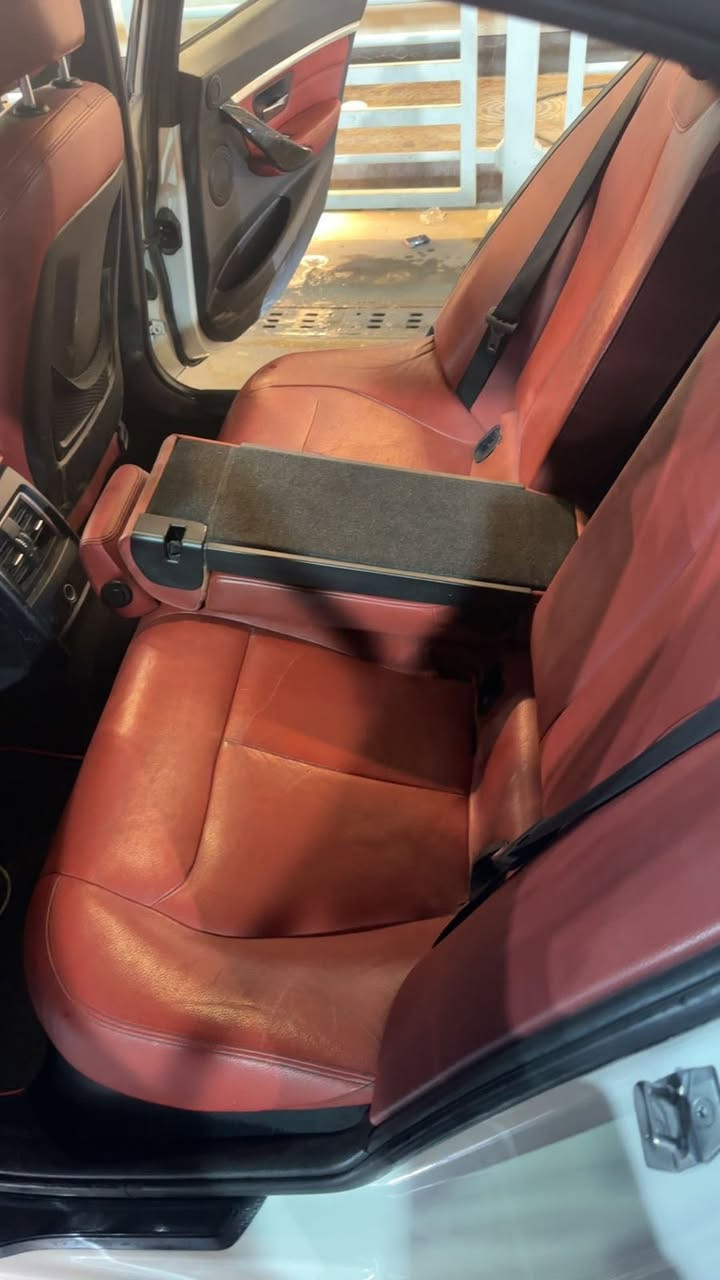 Bmw 2016 328i twin turbo 
بصمة 
كراسي كهرباء + خزن 
داتا شو عرض الزجاجه الاماميه
كشنات تدفئه 
داخل احمر واسود 
كامرا 
حساسات اماميه + خلفيه 
شاشه وماوس 
3 مود للقياده
 

للاستفسار ***********
