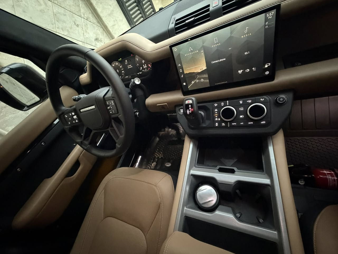 لاند روفر ديفندر 130 X-Dynamic HSE P400  موديل 2025 زيرو رقم بغداد
🔹 المحرك: 6 سلندر 3.0L بنزين
🔹 القوة: 400 حصان (P400)
🔹السقف شامواه
🔹الكشن الخلفي ملكي منفصل
🔹 الدفع: رباعي AWD
🔹 القير: أوتوماتيك 8 سرعات
🔹 المقاعد: 7 ركاب – 3 صفوف
✨ مواصفات X-Dynamic HSE المميزة:
✔️ شاشة لمس كبيرة مع Apple CarPlay & Android Auto
✔️ كاميرات 360°
✔️ أنظمة قيادة على الطرق الوعرة Terrain Response
✔️ مصابيح LED كاملة
✔️ جنوط رياضية 20 إنج
✔️ مقاعد كهربائية + مقود متعدد الوظائف
✔️ أنظمة أمان متقدمة (نقطة عمياء – المحافظة على المسار – مثبت سرعة متكيف)
✔️بانوراما وانارة محيطية 
✔️صندوق كهرباء شفط
📍 الحالة: زيرووو
📍 الموديل: 2025
📍 الفئة:  HSE P400 X-Dynamic
📞 للاستفسار والسعر تواصل خاص أو اتصال
***********
