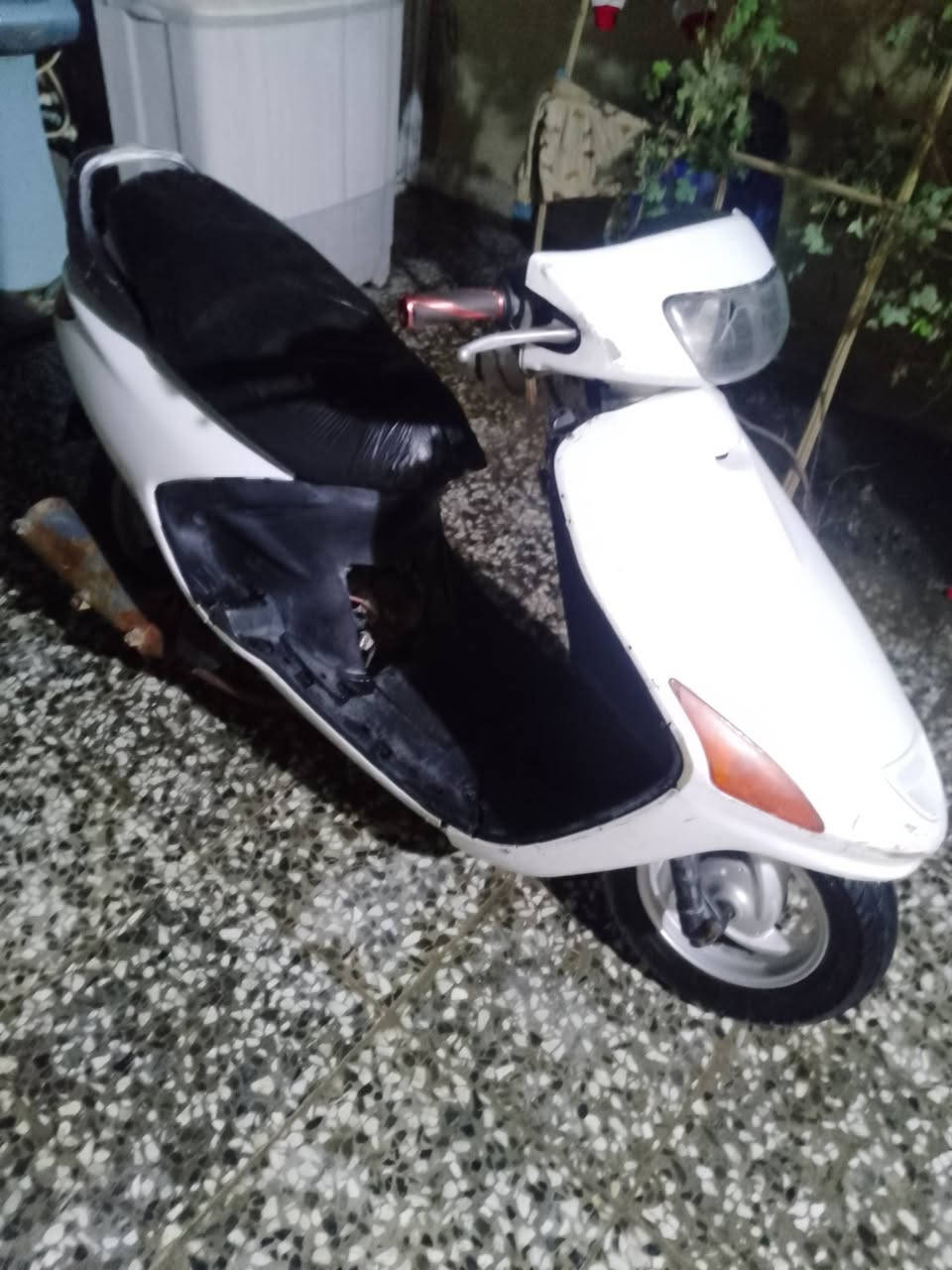 السلام عليكم دراجه فراشه ياباني بحاله جيده هندر كهربائيات تايرات شاصي مكفول مكان  كربلاء سعر 200بيها مجال للشراي *********** قفل جوزه قفل جنطه
