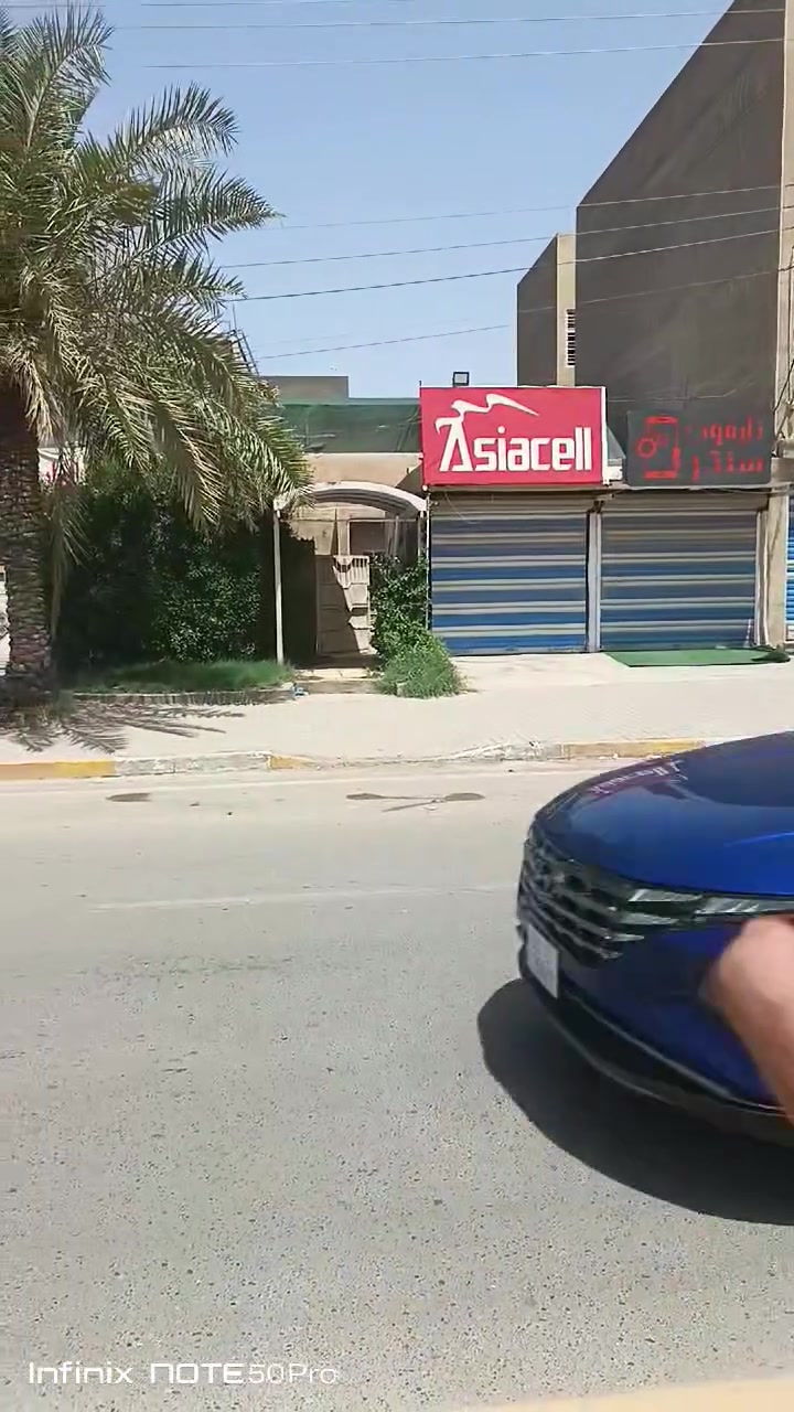 عقار على شارع تجاري للبيع
ضباط حي الحسين 
مساحه اجماليه 320م
واجهة 16 نزال 20
دقيقة واحده عن البوليفارد ومجمع النسيم 
5 دقايق عن مجمع الروان 
يصلح مجمع سكني او تجاري 
للتواصل *********** عمار
واتساب 00962790630304
