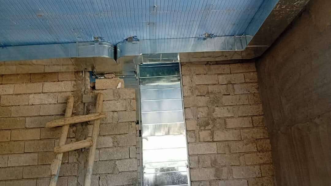 دكتات تبريد مركزي  مجاري هوائيه
شغل شرط هندسي وتوزيع الهواء بالتساوي وسليكون لمنع التسريب وتثبيت سيبورتات
#مهندسين #مقاولين #بناء #دكتات
***********
***********
