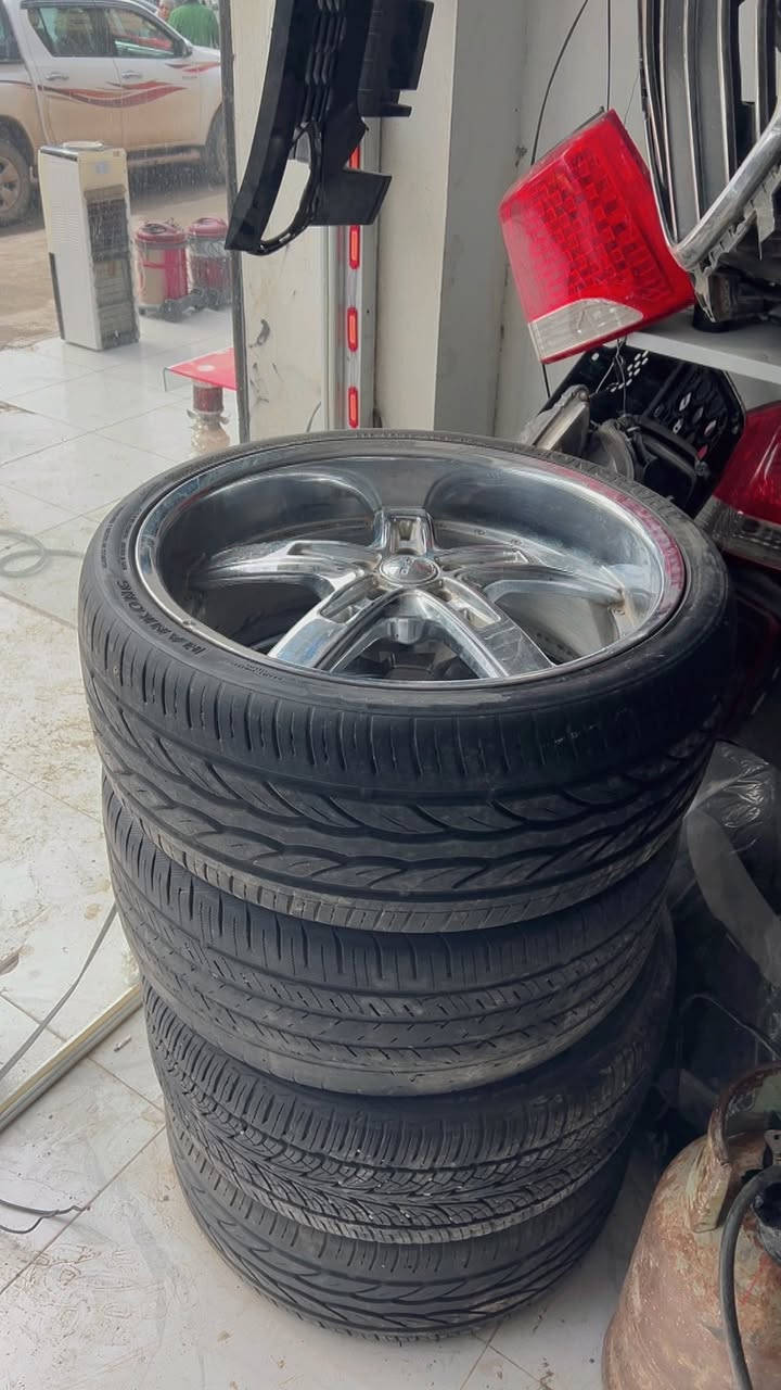 السلام عليكم ويلد حجم 22 اصلي   4 تخم تاير كامل للبيع. 450 وبي. مجال ***********
