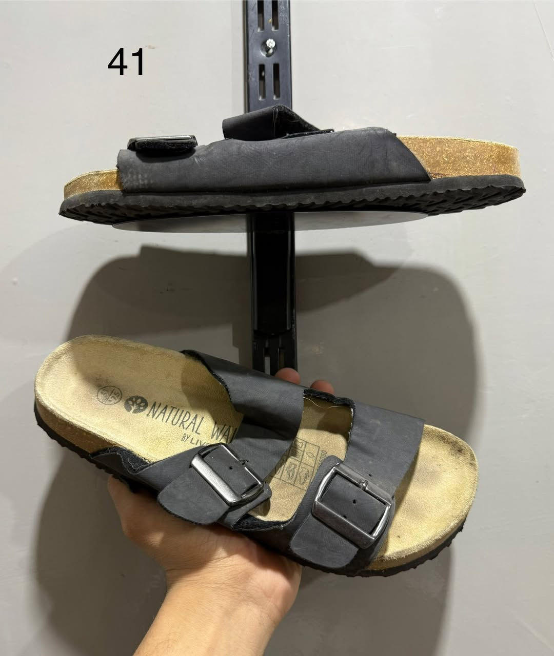 تخفيضات 🔥🔥🔥🔥🔥
سعر البوت10 تلاف الأحذية الأخرى عله 5 تلاف
بوت بآله اوربي آصلي + حذاء رياضي و صندل اوربي 
القياس موجود داخل آلصوره 
الأستفسار مراسلة البيج ✅ او واتساب ‭0780 546 1406‬☎️
التوصيل الى كل العراق 🚛🚛
