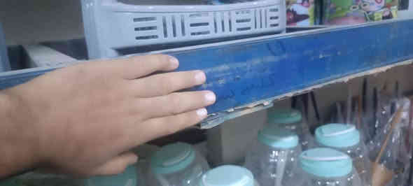 السلام عليكم مكلف بالنشر ميز حديد مثل ماواضح بالصوره طول ٧ م ارتفاع ٢ م عرض اعتقد ٦٠ سم باقي التفاصل الأتصال على هذا الرقم ***********
