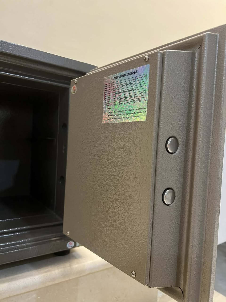 قاصة مستعملة نظيفة 
ارتفاع 50 سم
عرض 38 سم
عمق 40  سم
 السعر 135
موكليني بنشرها 
*********** 
الموقع بغداد حي جميله.
